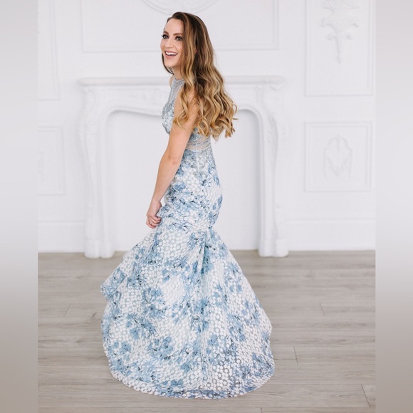 Full length Blue floral gown Size 2 - Picture 12 of 14